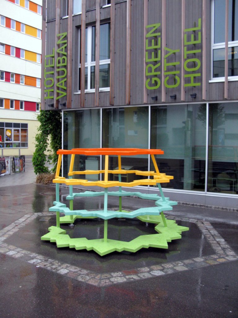 Pascal Häusermann: L'art de la guerre, 2012, Plastik vor dem Green City Hotel in Freiburg-Vauban